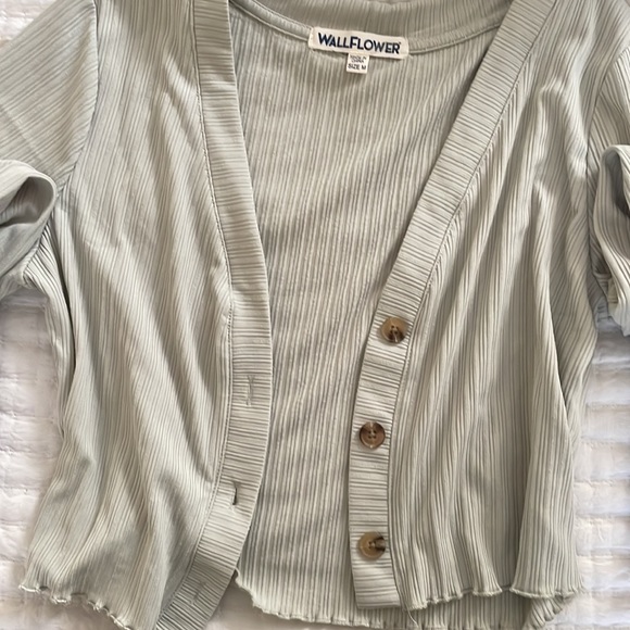 Juniors Cropped Cardigan. Size Medium. Light Green. - Picture 2 of 5